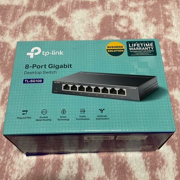 NEW IN THE BOX - tp-link 8-Port Gigabit Switch - Picture 1 of 4